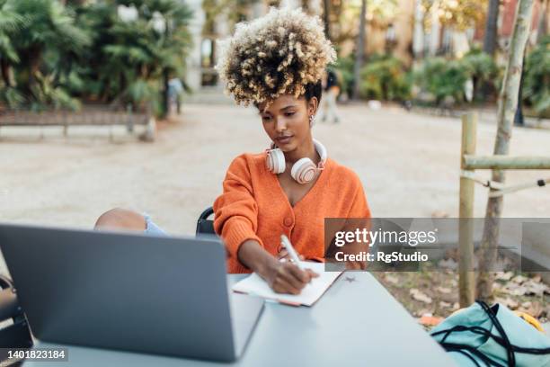 portrait of a happy afro girl on a journey working online - barcelona free stockfoto's en -beelden