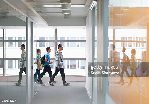 caminando en el pasillo de la universidad los estudiantes - university fotografías e imágenes de stock