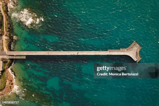 top down image of a very long jetty into the pacific ocean - long jetty stock pictures, royalty-free photos & images