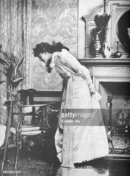 ilustrações, clipart, desenhos animados e ícones de empregada curiosa olhando para o chapéu de fogão de um visitante - 1890s dresses