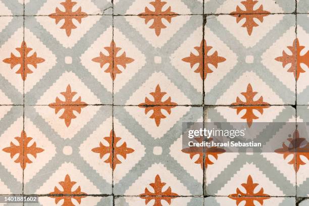 top view of an antique and ornamental of an ornate antique decorative tile floor. - chão de azulejo imagens e fotografias de stock