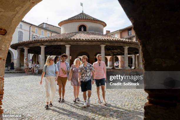 una escapada con amigos - toulouse fotografías e imágenes de stock