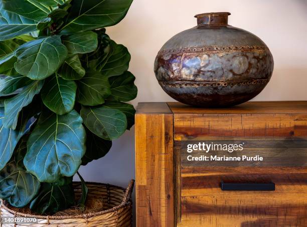 a decorative urn on a sideboard - grecian urns stock-fotos und bilder