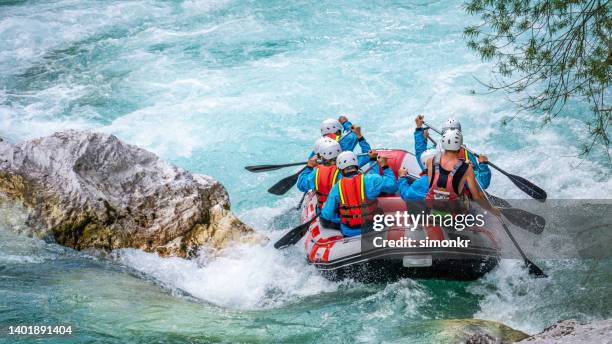 amigos haciendo rafting en el río - rafting fotografías e imágenes de stock