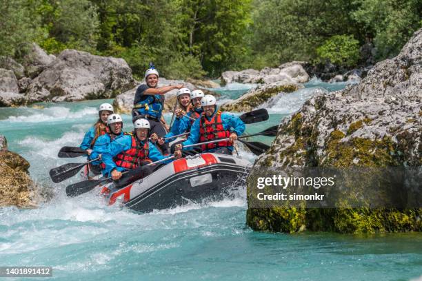 freunde rafting im fluss - rafting stock-fotos und bilder