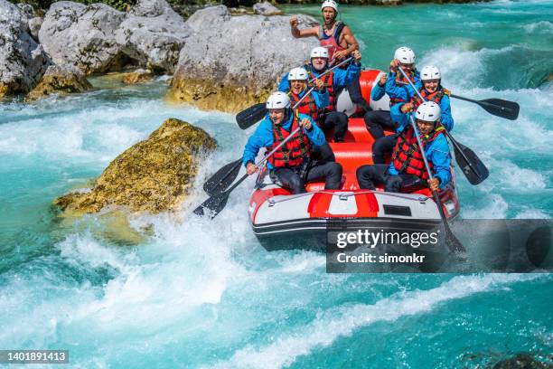 freunde rafting im fluss - rafting stock-fotos und bilder