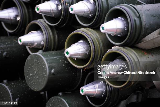 81mm mortar rounds ready stacked ready for use. - mortar weapon photos et images de collection