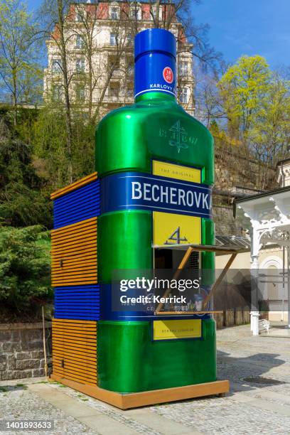 karlovy vary cz - auffällige verkaufsstelle des kräuterlikörs becherovka - karlovy vary stock-fotos und bilder