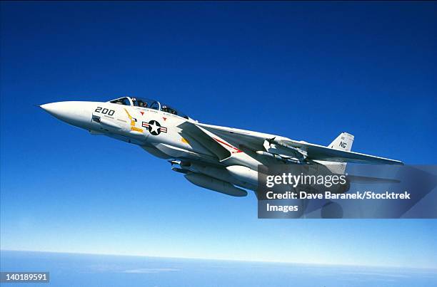 u.s. navy f-14a tomcat of fighter squadron 24 (vf-24) above the indian ocean. - f 14 tomcat photos et images de collection