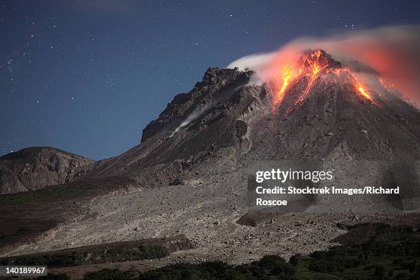 glowing lava dome during eruption of soufriere hills volcano, montserrat, caribbean. - montserrat antilles - fotografias e filmes do acervo