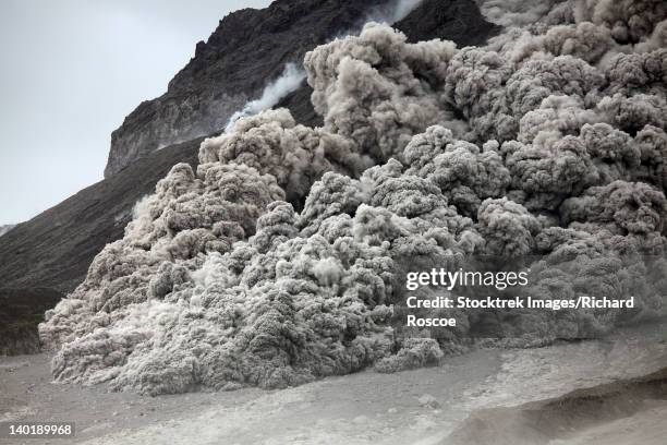 pyroclastic flow descending the flank of soufriere hills volcano, montserrat, caribbean. - pyroclastic flow stockfoto's en -beelden