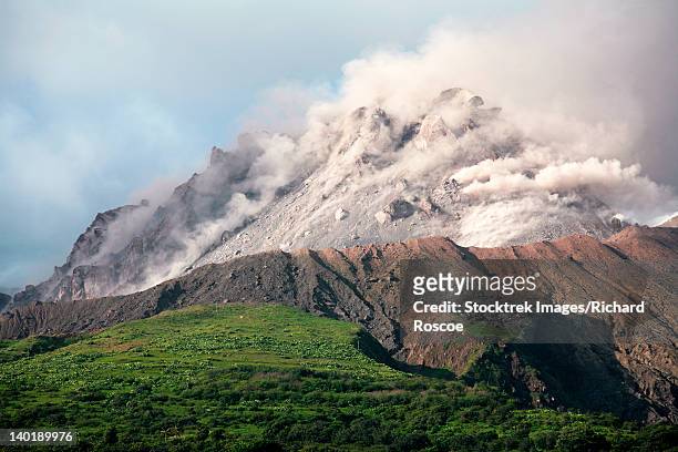 march 2006 - ash and gas rising from lava dome of soufriere hills volcano, montserrat, caribbean. - abbey of montserrat stockfoto's en -beelden