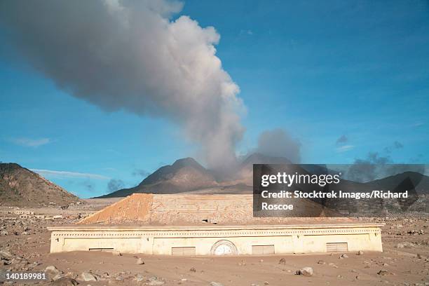 march 2006 - plymouth courthouse building buried in lahar deposits from soufriere hills volcano, plymouth, montserrat, caribbean. - plymouth stock-fotos und bilder