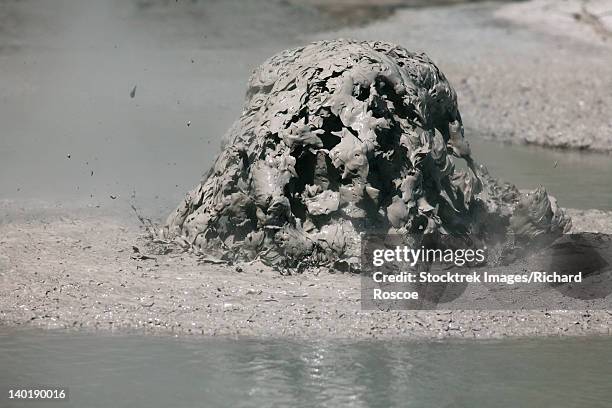 november 2007 - bursting mud bubble, boiling mud pools, wai-o-tapu geothermal area, taupo volcanic zone, new zealand. - mud splat stock pictures, royalty-free photos & images