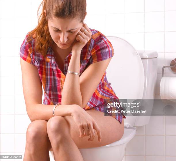 woman in pain on toilet - woman hemorrhoids 個照片及圖片檔