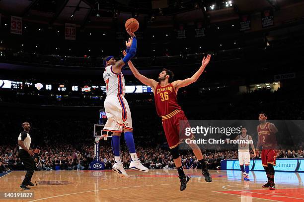 Carmelo Anthony of the New York Knicks shoots the ball over Omri Casspi of the Cleveland Cavaliers at Madison Square Garden on February 29, 2012 in...