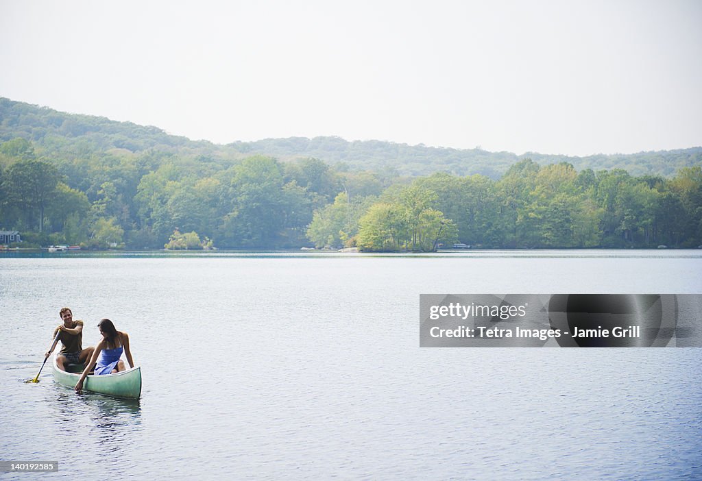 USA, New York, Putnam Valley, Roaring Brook Lake, Couple in boat on lake