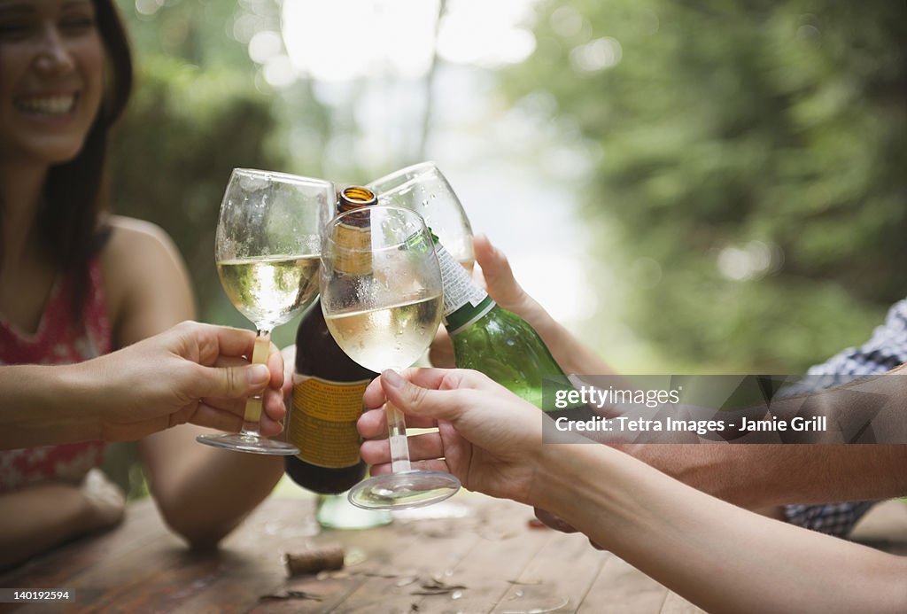 USA, New York, Putnam Valley, Roaring Brook Lake, Friends making toast