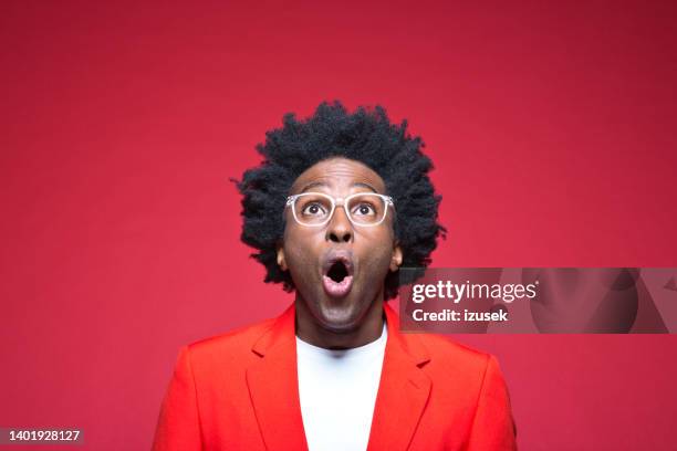 mann mit brille mit offenem mund - portrait of business man looking surprised stock-fotos und bilder