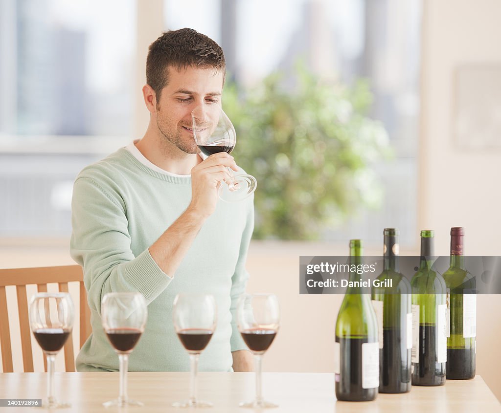 USA, New Jersey, Jersey City, Man tasting wine