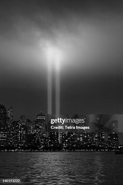 usa, new york city, manhattan skyline with 9/11 memorial lights - new york city skyline twin towers photos et images de collection