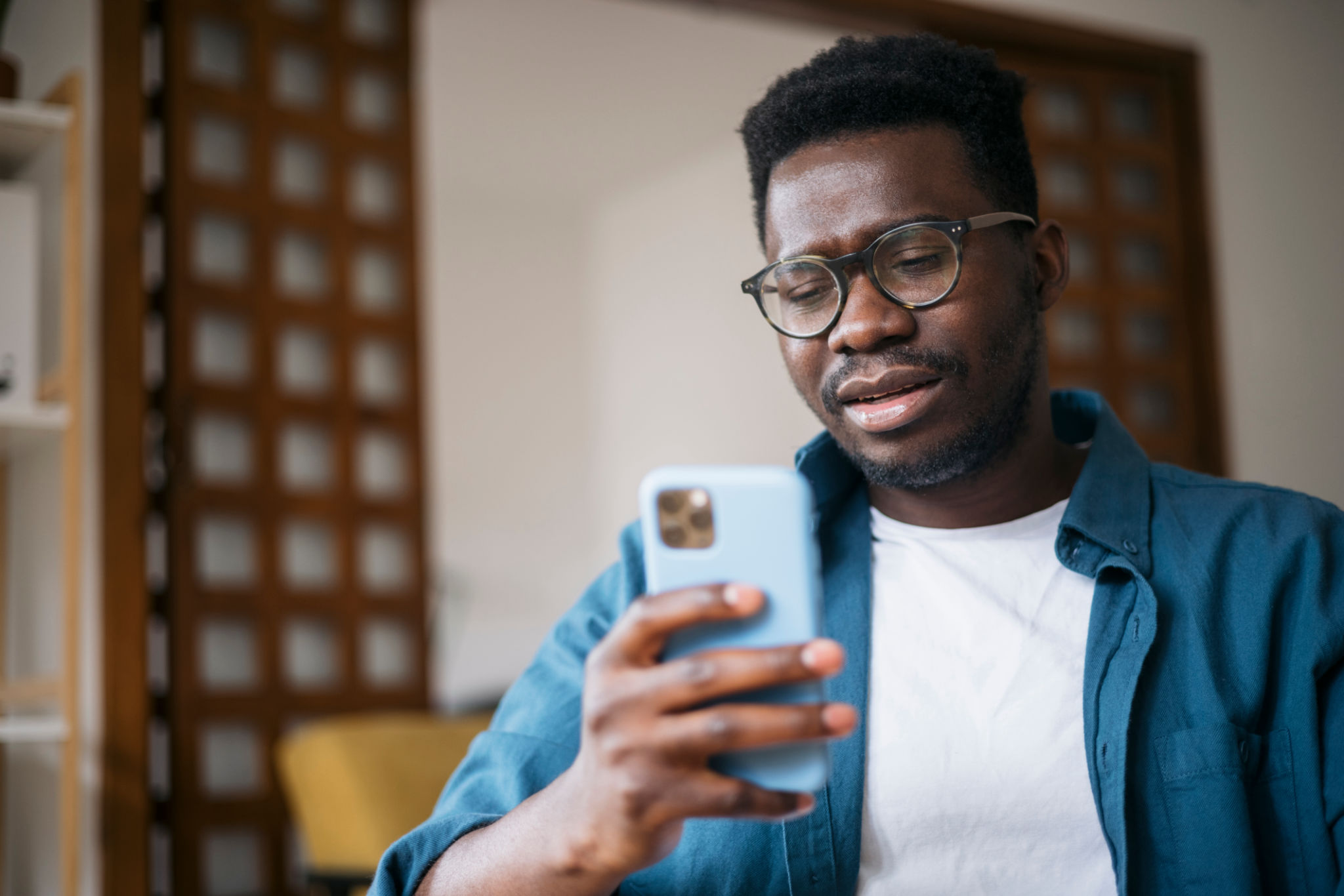 Reading about bad news using a smart phone Reading about bad news using a smart phone