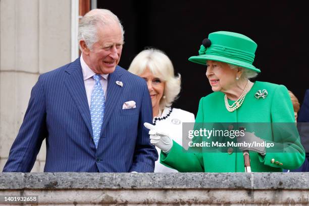 Prince Charles, Prince of Wales and Queen Elizabeth II stand on the balcony of Buckingham Palace following the Platinum Pageant on June 5, 2022 in...