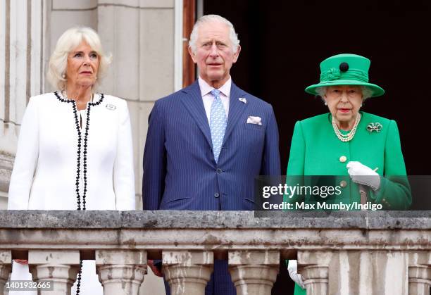 Camilla, Duchess of Cornwall, Prince Charles, Prince of Wales and Queen Elizabeth II stand on the balcony of Buckingham Palace following the Platinum...