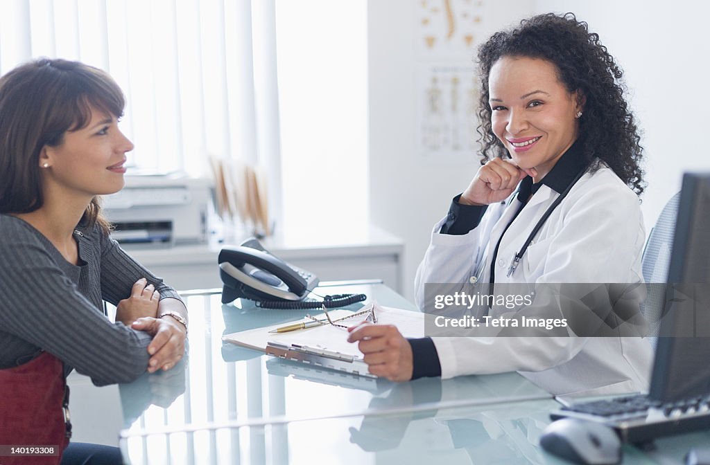USA, New Jersey, Jersey City, Doctor with patient in office