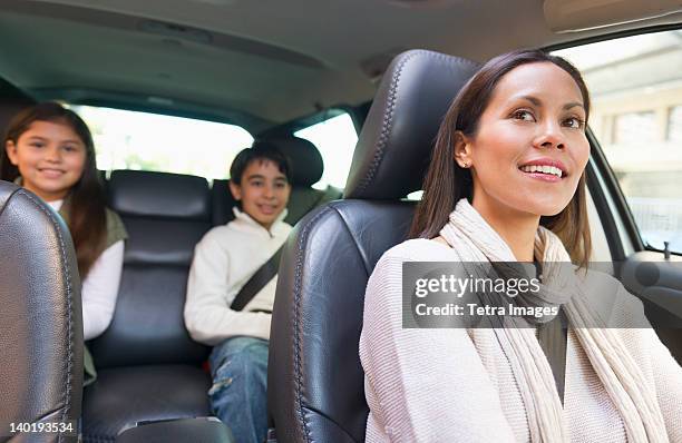 usa, new jersey, jersey city, mother with son (12-13) and daughter (10-11) in car - mädchen 10 12 stock-fotos und bilder