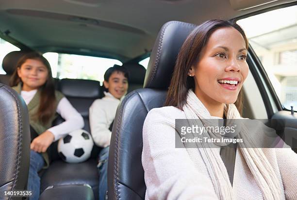 usa, new jersey, jersey city, mother with son (12-13) and daughter (10-11) in car - family inside car stockfoto's en -beelden