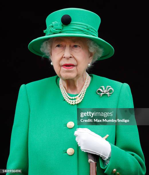 Queen Elizabeth II stands on the balcony of Buckingham Palace following the Platinum Pageant on June 5, 2022 in London, England. The Platinum Jubilee...