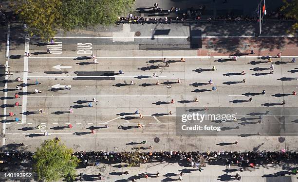 usa, new york city, new york city marathon as seen from above - marathon new york stockfoto's en -beelden