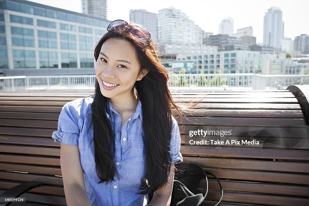 USA, Washington, Seattle, Young woman sitting on bench