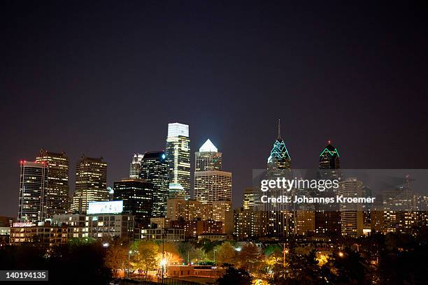 usa, pennsylvania, philadelphia, skyline at night - philadelphia skyline stock pictures, royalty-free photos & images