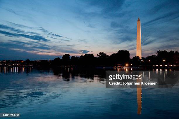 usa, washington dc, washington monument reflecting in water at dusk - washingtonmonumentet dc bildbanksfoton och bilder