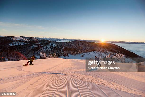 usa, montana, whitefish, tourists on ski slope - whitefish montana stockfoto's en -beelden