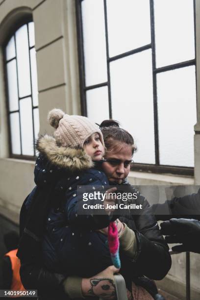 woman and child departing ukraine - intern ontheemde persoon stockfoto's en -beelden