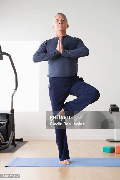 usa, california, los angeles, mature man practicing yoga on mat - on one leg stock pictures, royalty-free photos & images