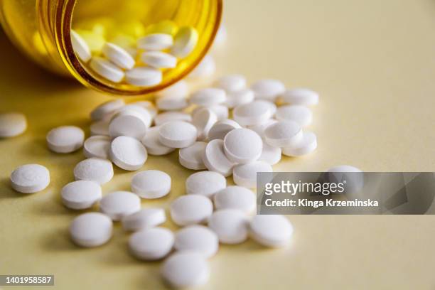 pills - tabletten stock-fotos und bilder
