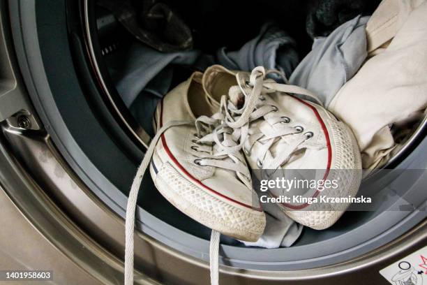 washing sneakers - weiße schuhe stock-fotos und bilder