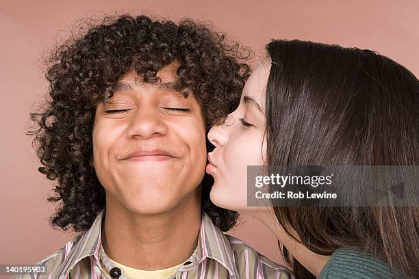 teenage couple (14-15, 16-17) - casal adolescente imagens e fotografias de stock