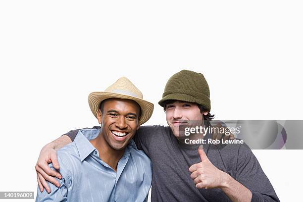 studio portrait of two young men - brazo sobre el hombro fotografías e imágenes de stock
