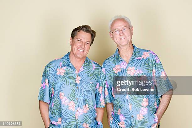 portrait of father with adult son wearing hawaiian shirts - hawaiian shirt 個照片及圖片檔