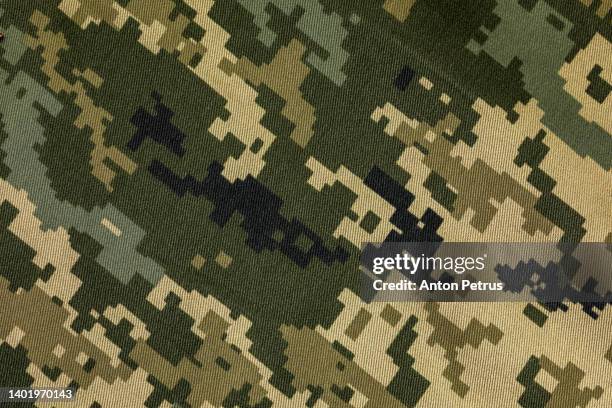 camouflage of the ukrainian army close-up. military texture - camouflage photography stock-fotos und bilder