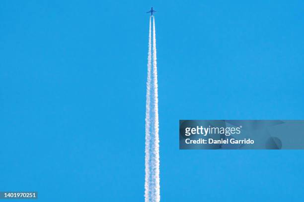 airplane and its wake, aircraft background. space rocket.travel and vacation - cohete despegue fotografías e imágenes de stock
