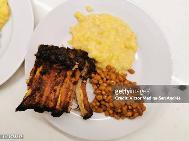 bbq ribs with sides - beef ribs foto e immagini stock