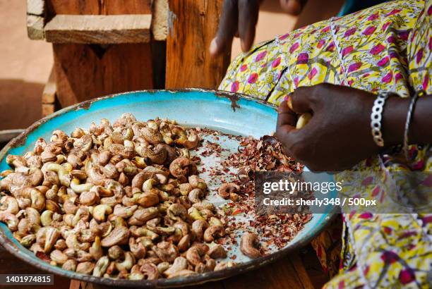 midsection of woman preparing seeds and nuts for meal,guinea- bissau,guinea-bissau - guinea-bissau stock-fotos und bilder