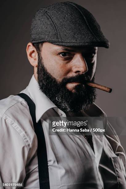 portrait of bearded man with cigar - máfia - fotografias e filmes do acervo