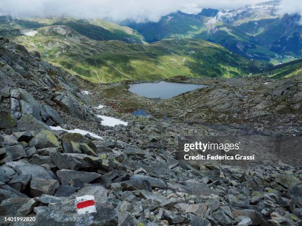 high-angle view of bergseeli, beverin natural park near splügenpass (passo spluga) - naturpark stock-fotos und bilder
